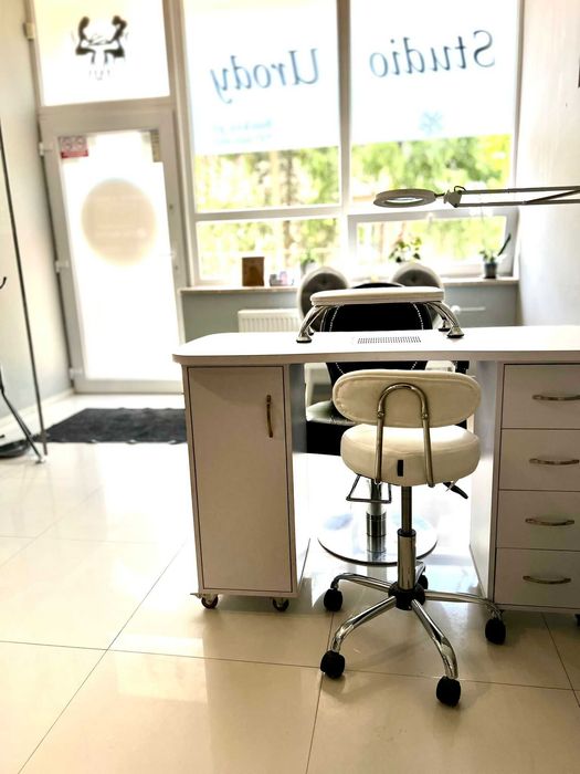 Wynajmę biurko do manicure