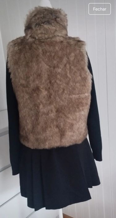 Colete pelo e mini saia preta