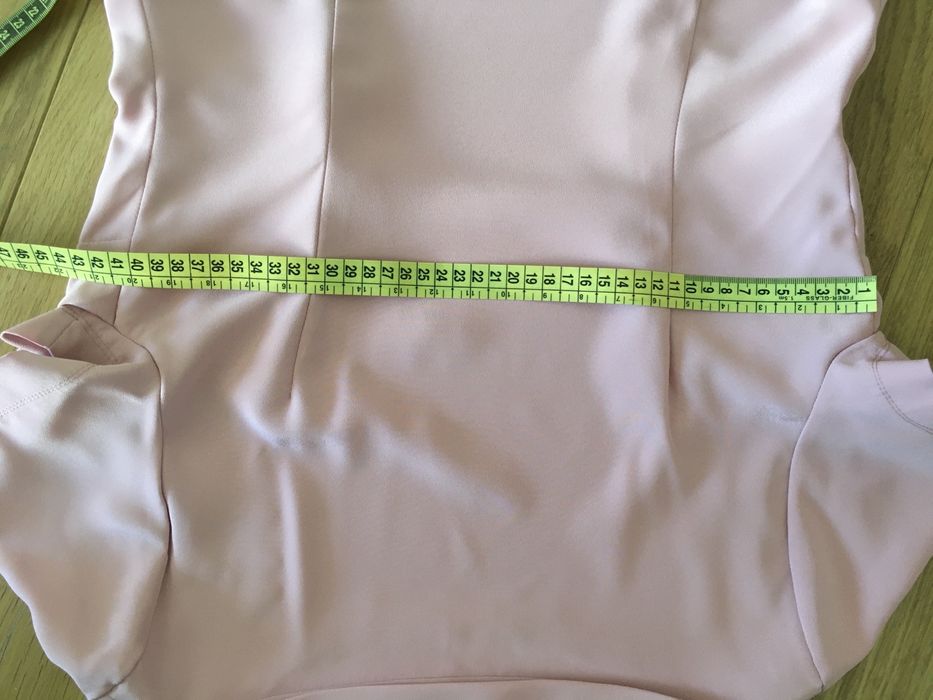 Blusa em tom de rosa, com tecido de ligeiro brilho