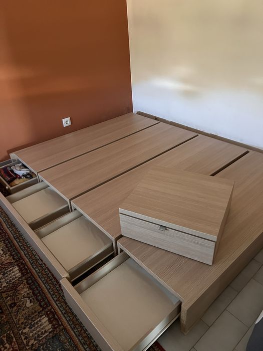 Cama e Mesa de Cabeceira em bom estado
