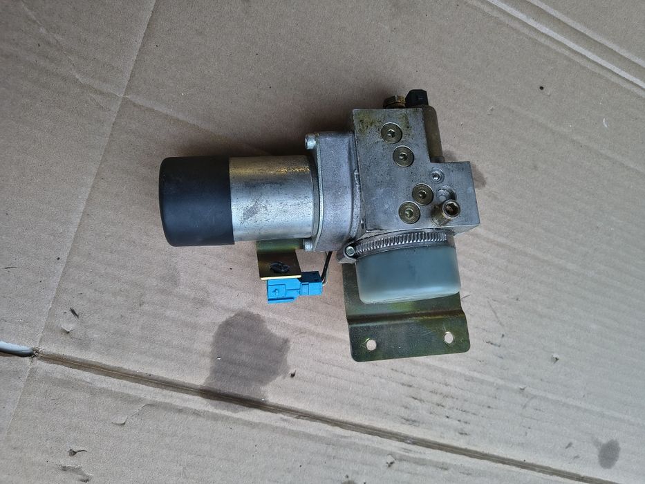 BMW 7 E65 siłownik klapy bagażnika pompa hydrauliczna domykania klapy bagażnika 7 015 009 pompa kompresor klapy bagażnika BMW 7