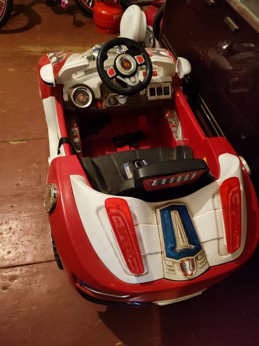 Дитяча машинка на акумуляторі