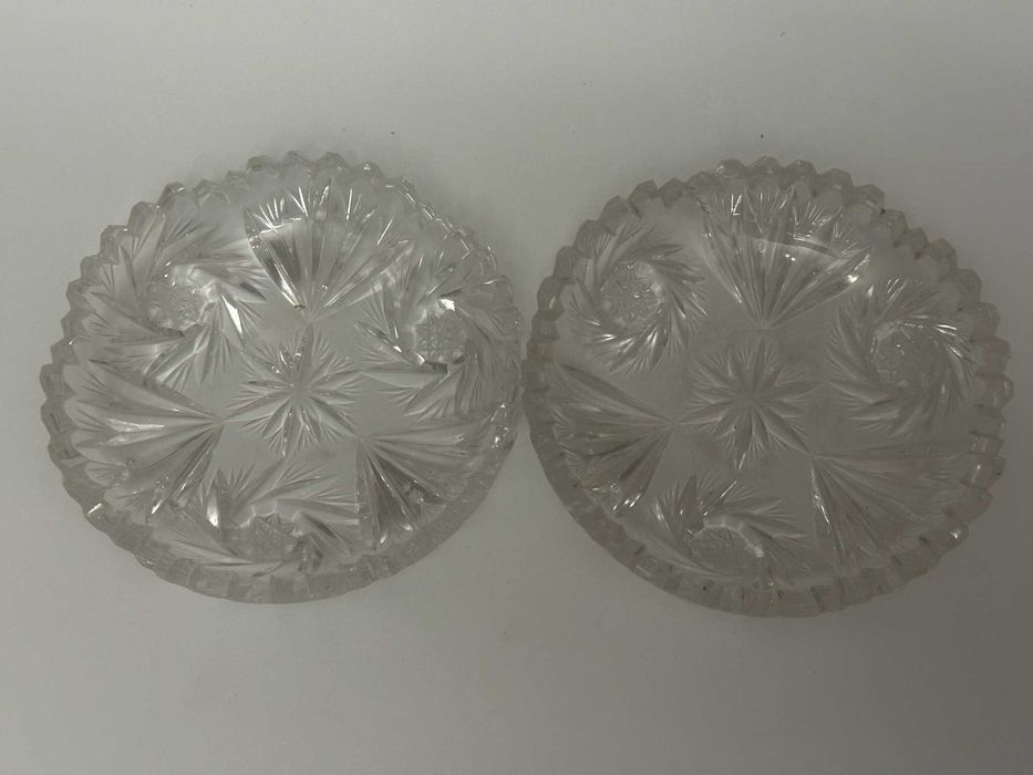 Zestaw dwóch kryształowych talerzyków deserowych o bogatym wzorze