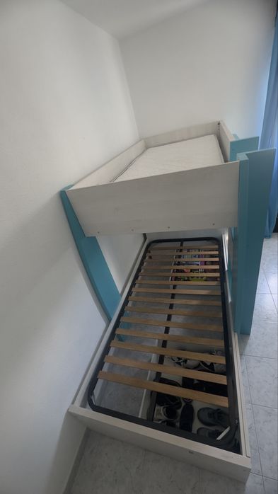 Beliche com roupeiro + duas gavetas para arrumação