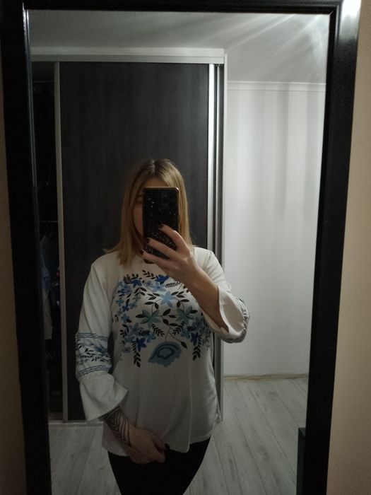 Bluzeczka z ozdobnymi kwiatami