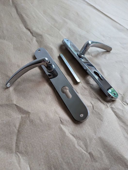 Klamka metalowa z szyldem, wysoki poler