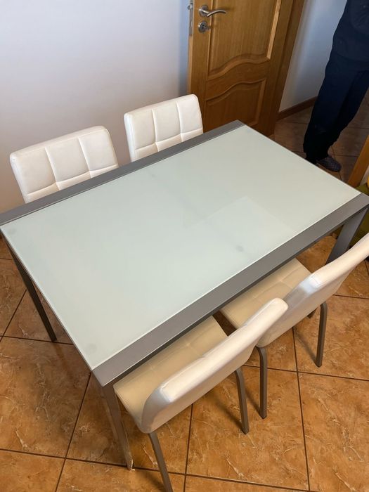 Vendo Conjunto de mesa + 4 cadeiras