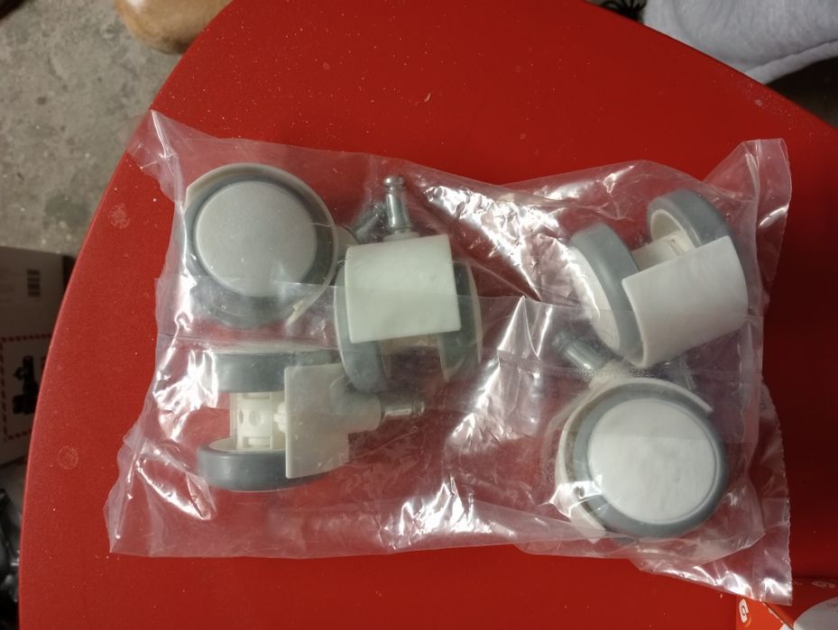 Rodinhas novas em embalagem fechada