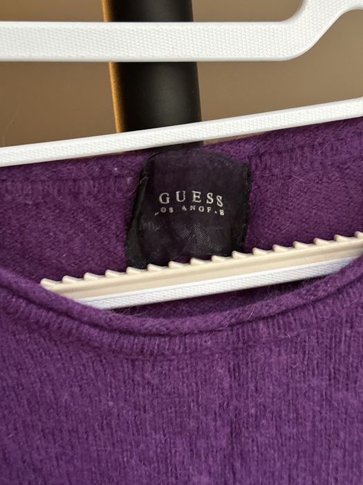 sweter z rękawami reglan marki GUESS