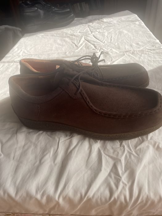 Sapatos novos em couro