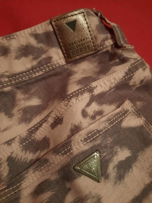 Guess calças manchadas