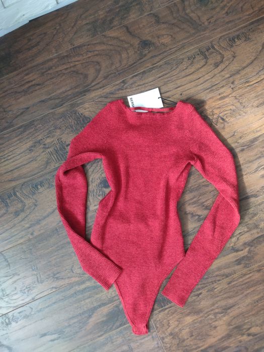 Bershka body z odkrytymi plecami mega kobiece  Rozmiar  XS S