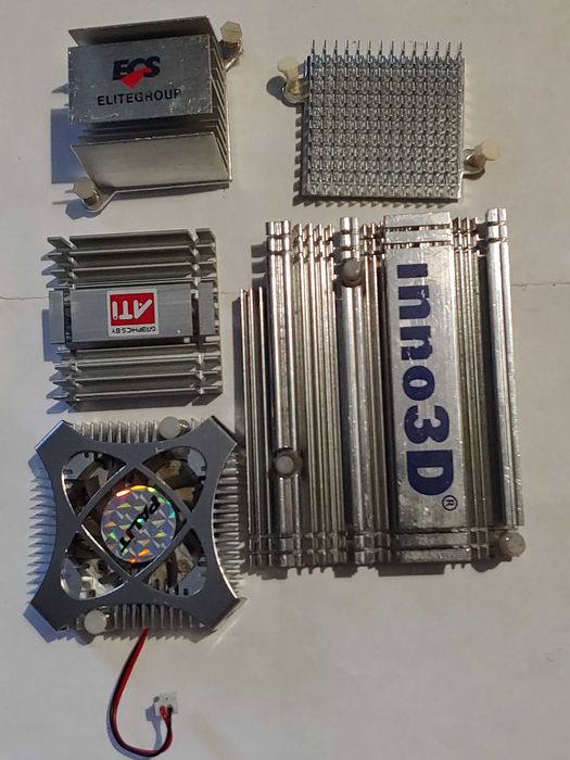 Радиатор от чипсета материнской платы и видеокарты