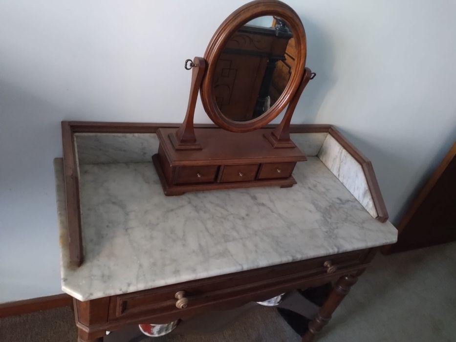 Cómoda antiga com espelho