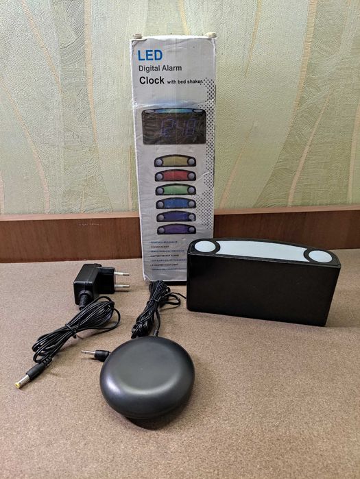 Цифровий годинник (підсвічування/вібро-будильник/USB-заряджання)