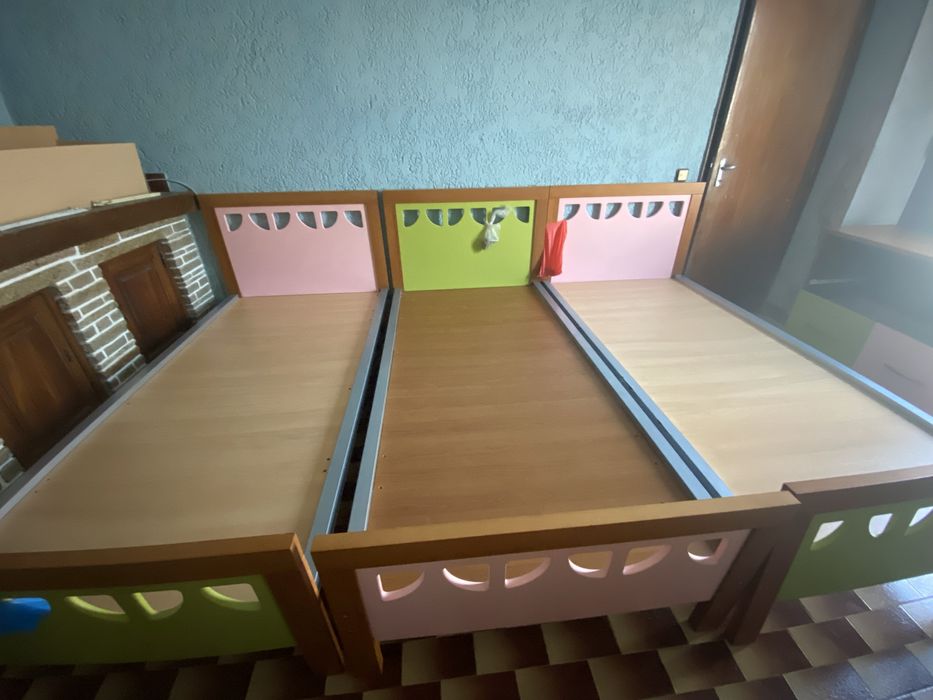 Conjunto Quarto Juvenil (3camas + 3colchões + cómoda + mesa cabeceira)