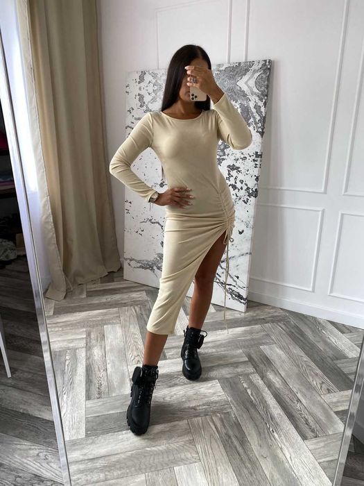 Dopasowana sukienka z rozcięciem beż