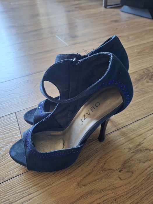 Granatowe buty na 11,5cm obcasie z błyszczącymi chabrowymi  zdobieniami