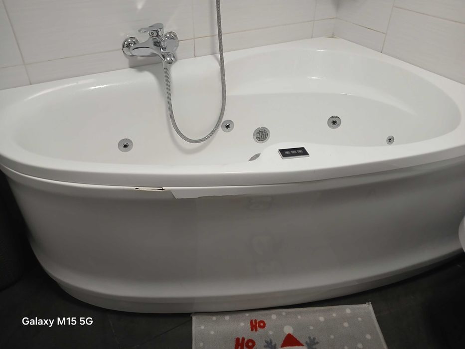 Wanna narożna z hydromasażem