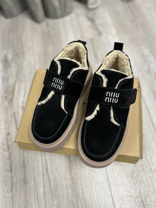 Стильні зимові черевики Miu Miu.