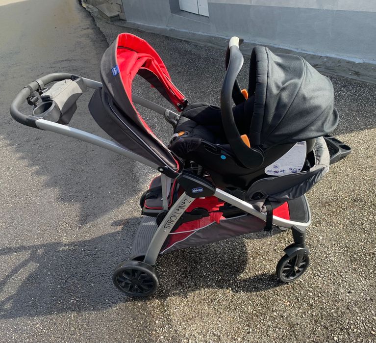 Carrinho de bebé p irmãos em idades próximas.