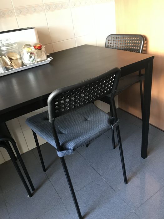 Mesa de cozinha e 4 cadeiras em otimo estado.