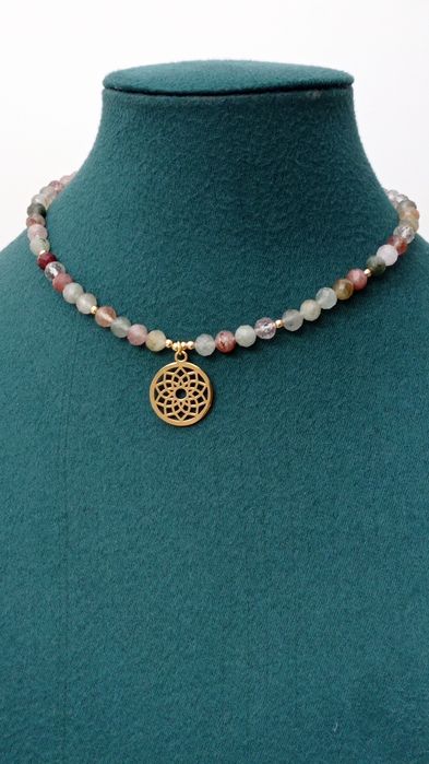 Choker z kamieni naturalnych z symboliczną zawieszką