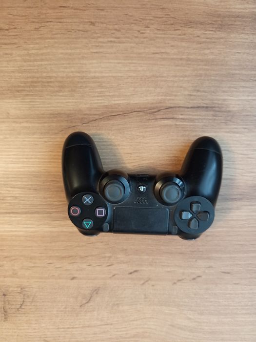 Sprzedam Ps4 używany w bardzo dobrym stanie z dwoma padami