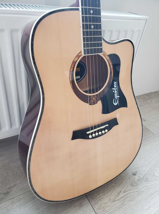 акустическая гитара с вырезом дредноут корпус