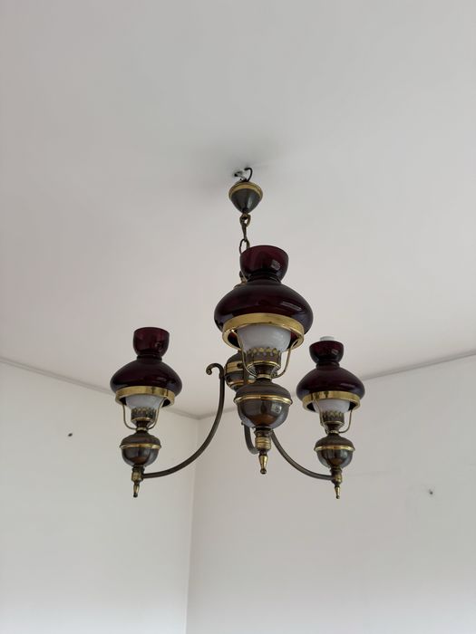 Candeeiro Lustre clássico em latão com globos em vidro