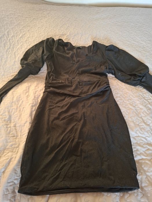 Śliczna czarna sukienka przyszywana srebrną nitką rozmiar M