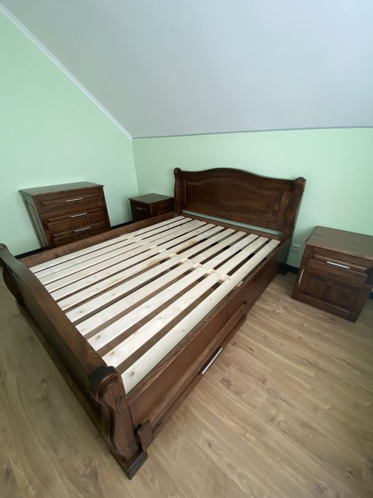 Спальний набор з дерева.  Ліжко, комод, тумбочки