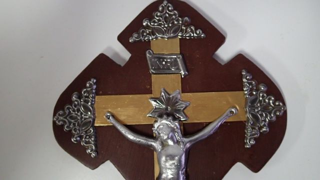 Crucifixo antigo em metal e madeira