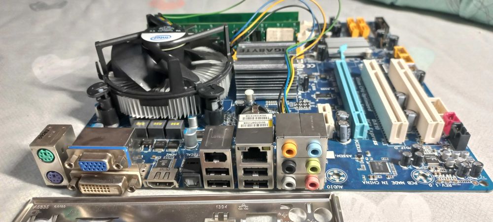 Gigabyte GA-EG41MF-US2H s775 + C2D E7200+3Gb DDR2+куллер, HDMI
