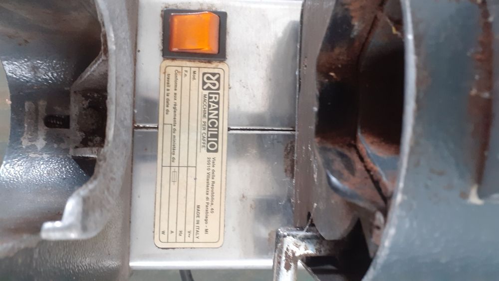 moinho de café industrial a trabalhar em pleno