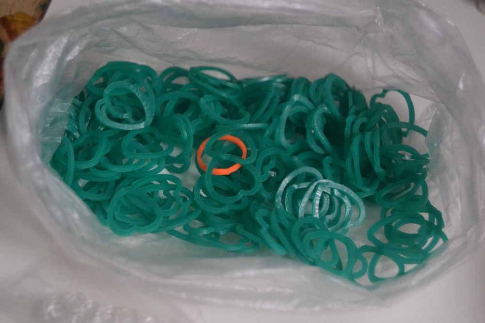 Gumki do bransoletek czerwone i zielone plus haczyki