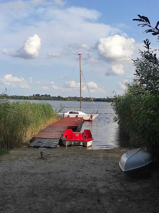 wynajem domku nad jeziorem z plażą i pomostem