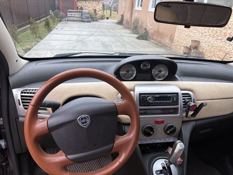 Машина Lancia ypcilon женская