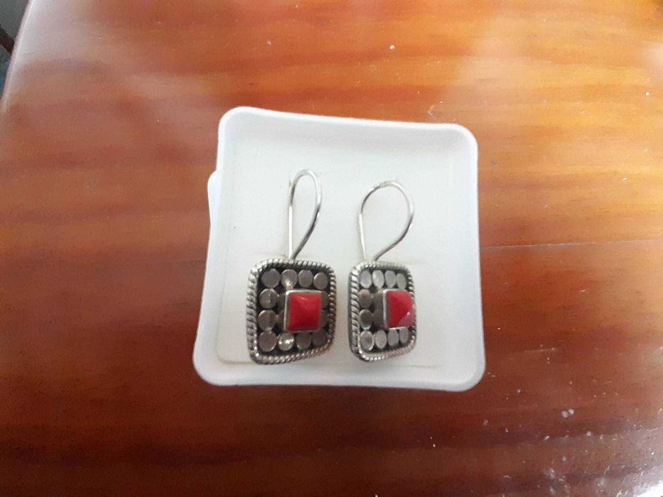 Brincos em prata contrastada, com pedra semipreciosa, NOVOS