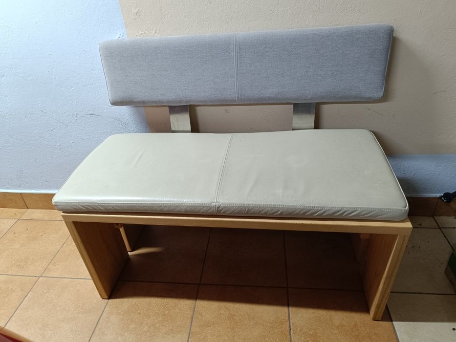 Ławka drewniana z poduszką z ekoskóry