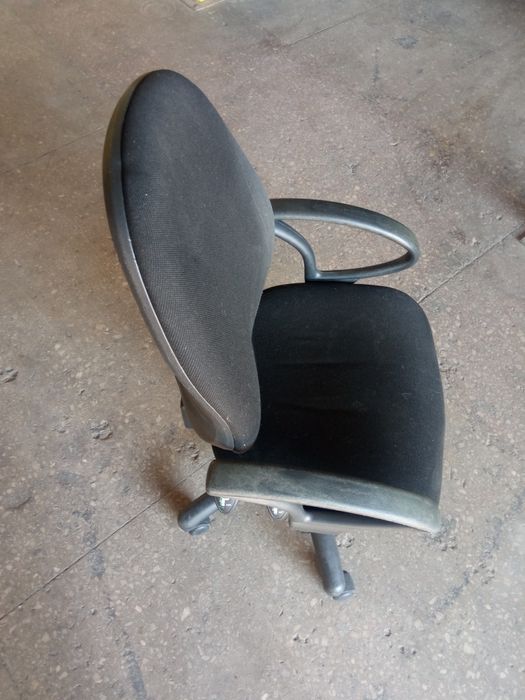 Продам офісне крісло, все працює ціле