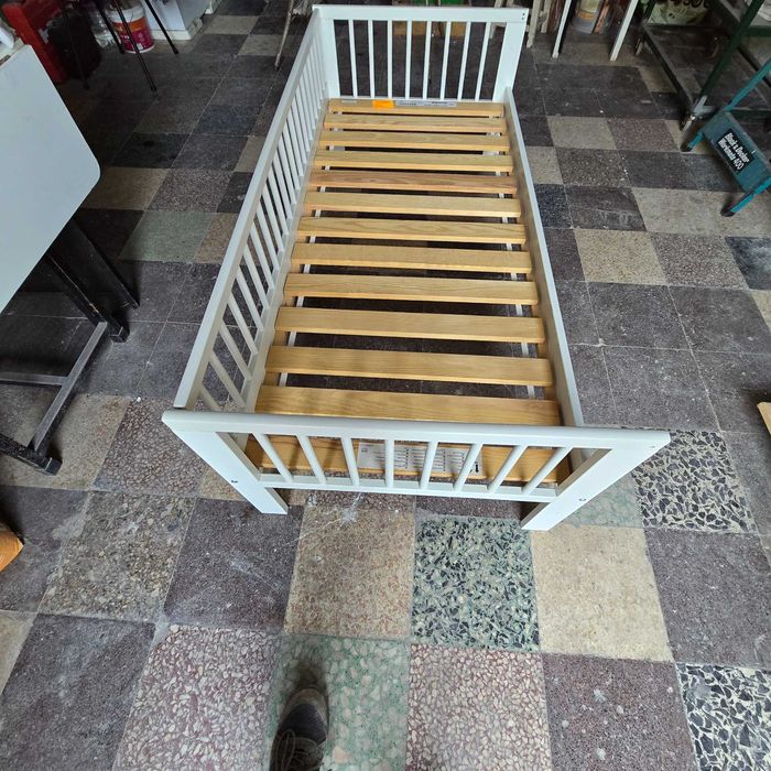 Cama de criança lacada a branco