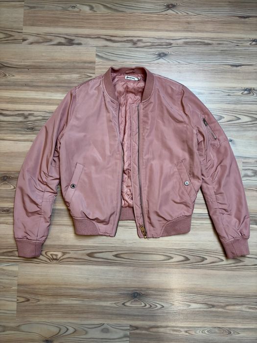 Różowa kurtka bomberka stradivarius