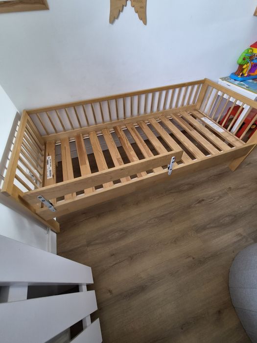 Łóżko pojedyncze drewniane