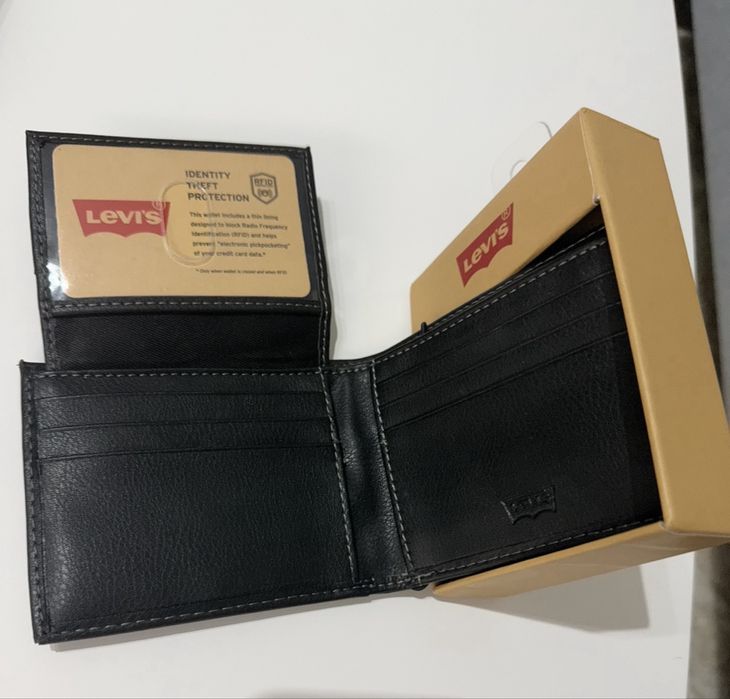 Portfel Levis.