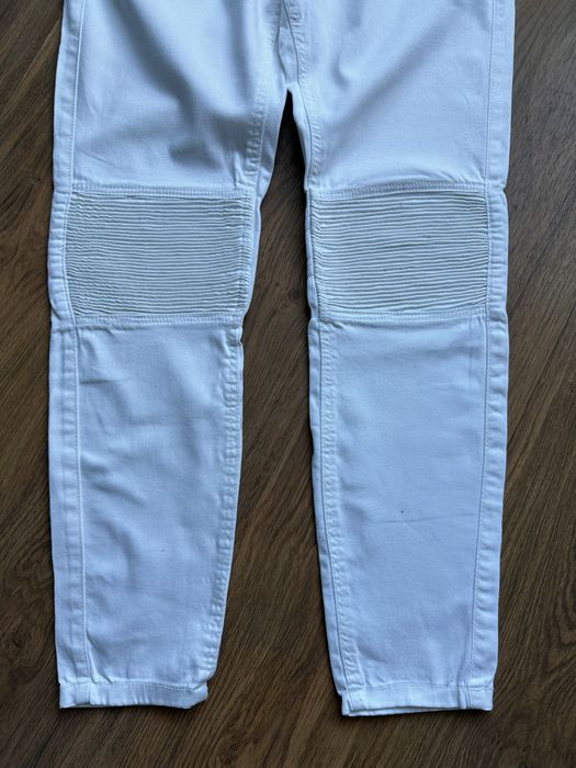 Klasyczne biale bawelniane rurki dopasowane spodnie sredni stan basic