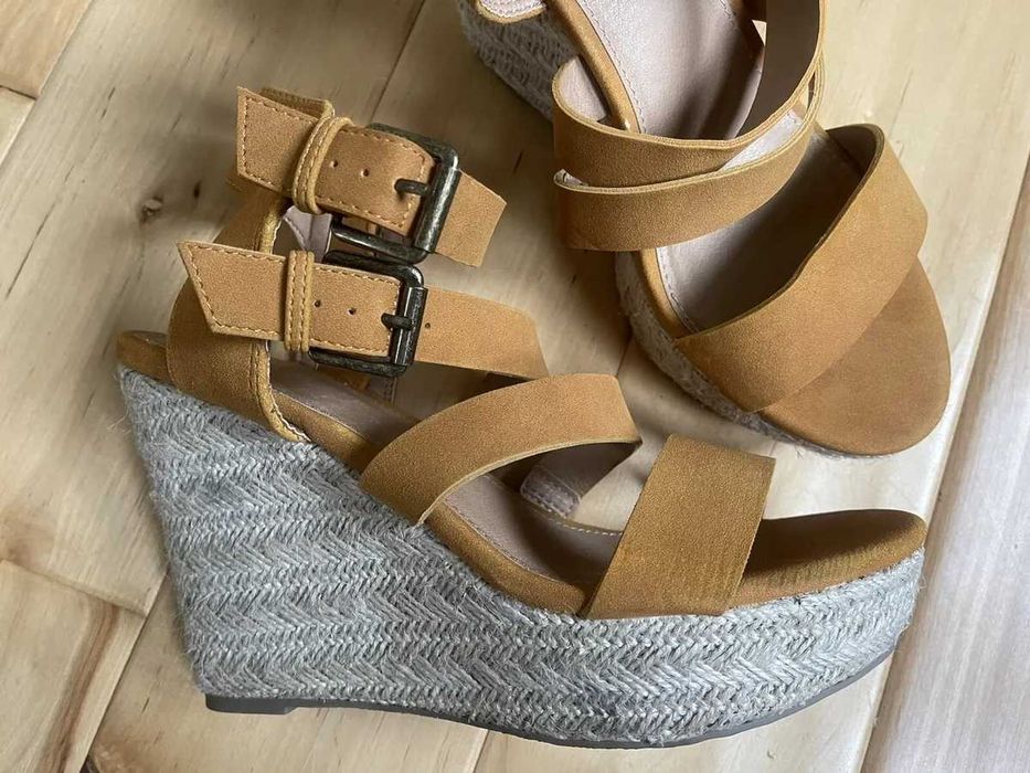 Босоніжки на танкетці жіночі р. 40-41