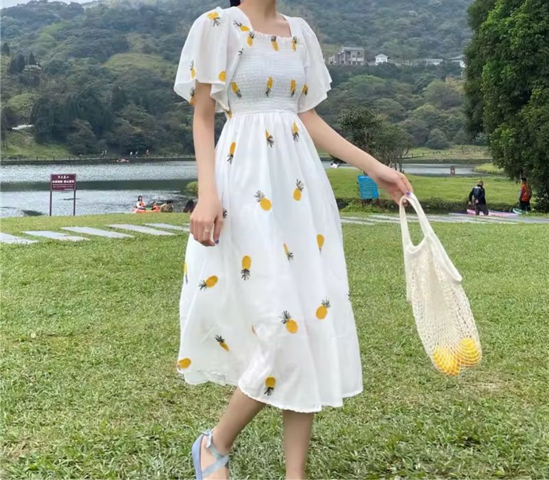 Літня біла сукня