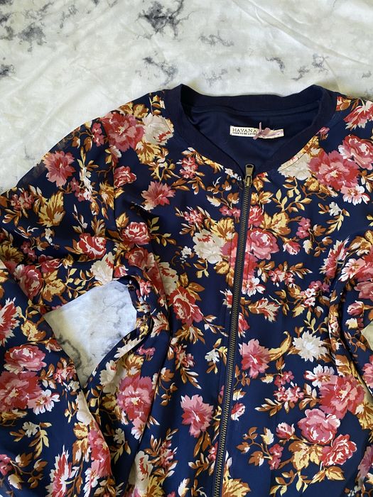 Bluza bomberka zapinana na zamek w kwiaty