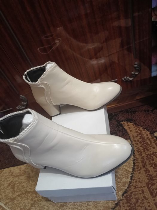 Ботільони 42 р. молочного кольору з перлинами .